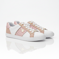 Zapatillas Guess monograma beige taupe con franja dorada y placa triangular