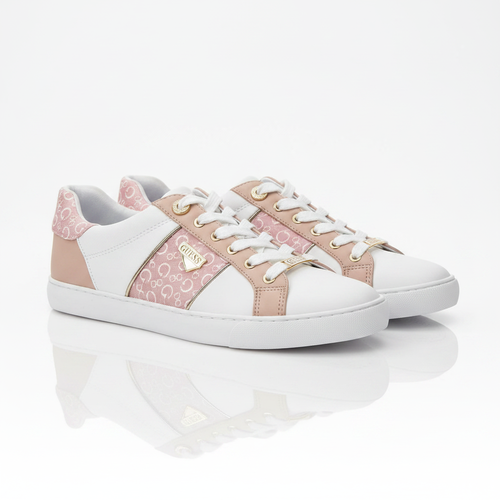 Zapatillas Guess monograma beige taupe con franja dorada y placa triangular
