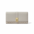 Billetera Tommy Hilfiger beige con cierre dorado monograma TH y base jacquard